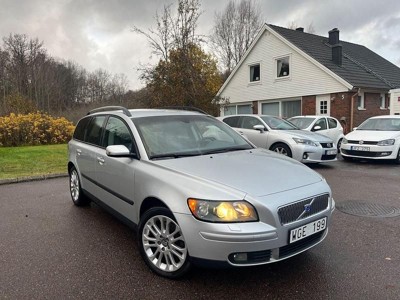 Silver (grå) Begagnad 2005 Volvo V50 Kinetic Kombi | 39 900 kr (Dyr) - Bild 1/4