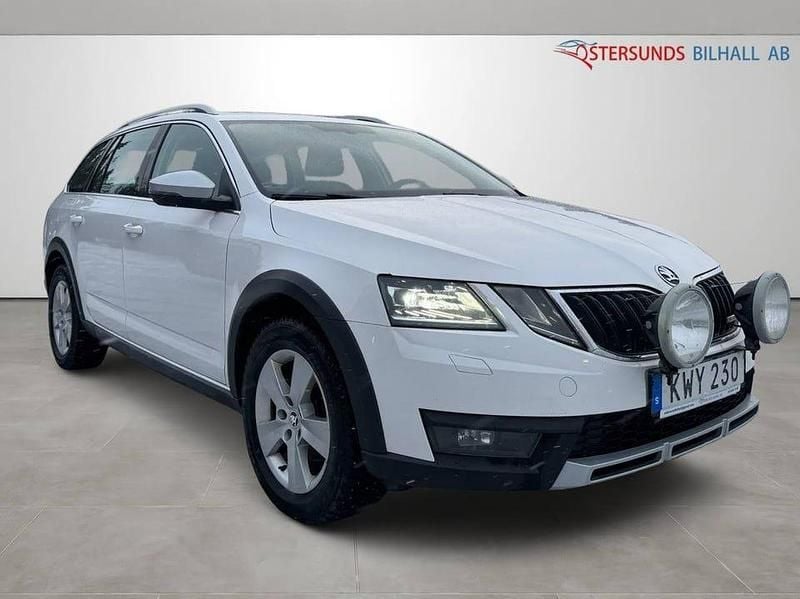 Vit Begagnad 2018 Skoda Octavia Scout Kombi | 184 900 kr (Lite dyr) - Bild 1/4