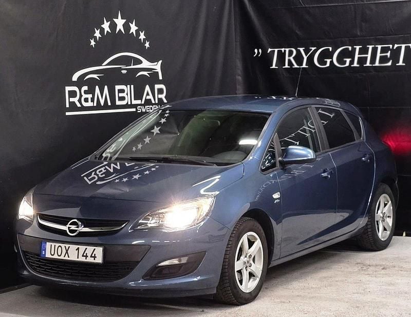 Blå Begagnad 2014 Opel Astra Enjoy Halvkombi | 69 800 kr (Marknadspris) - Bild 1/4