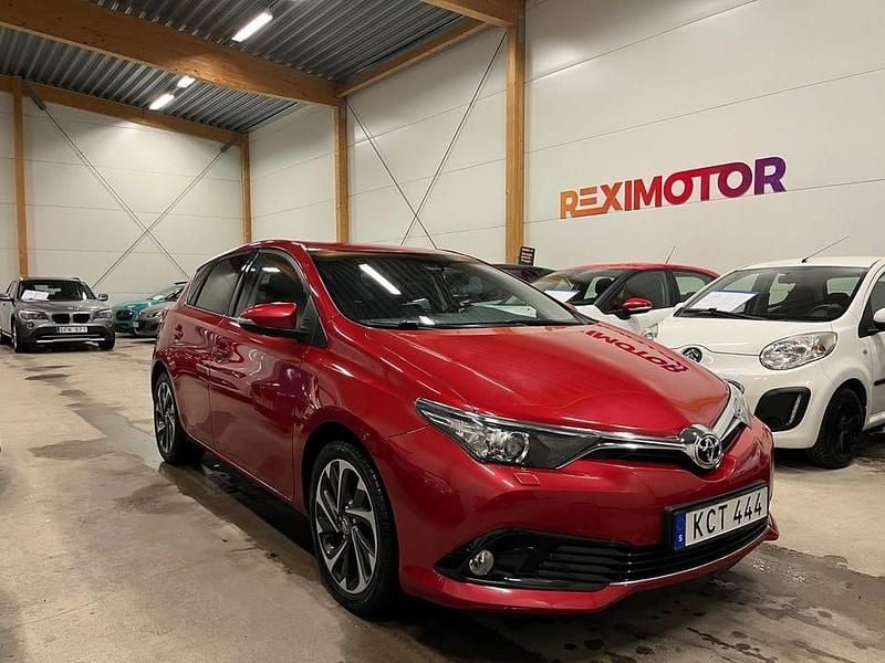 Begagnad Toyota Auris Active 116 HK (85 kW) 2015 Mörkröd Halvkombi