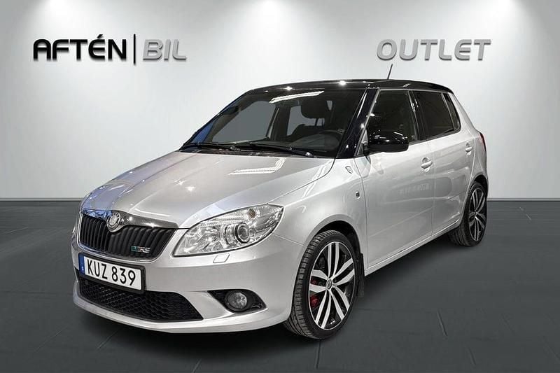 Brilliant silver metallic/black magic pearl effect Begagnad 2010 Skoda Fabia RS Halvkombi | 89 500 kr (Marknadspris) - Bild 1/3