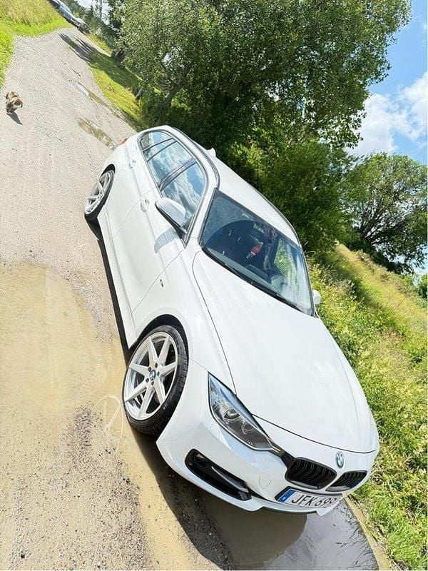 Vit Begagnad 2015 BMW 318 Sport Line Kombi | 139 000 kr (Marknadspris) - Bild 1/4