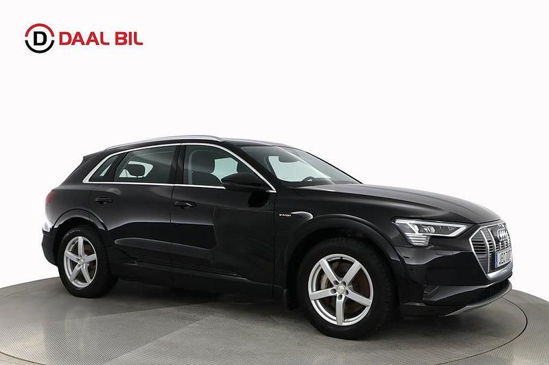 Begagnad Audi e-tron Proline 300 kW (408 HK) 2021 Svart SUV
