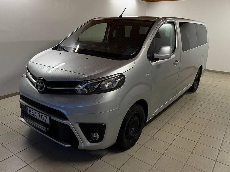 Silver Begagnad 2017 Toyota Proace Verso Kombi | 159 000 kr (Lite dyr) - Bild 1/4