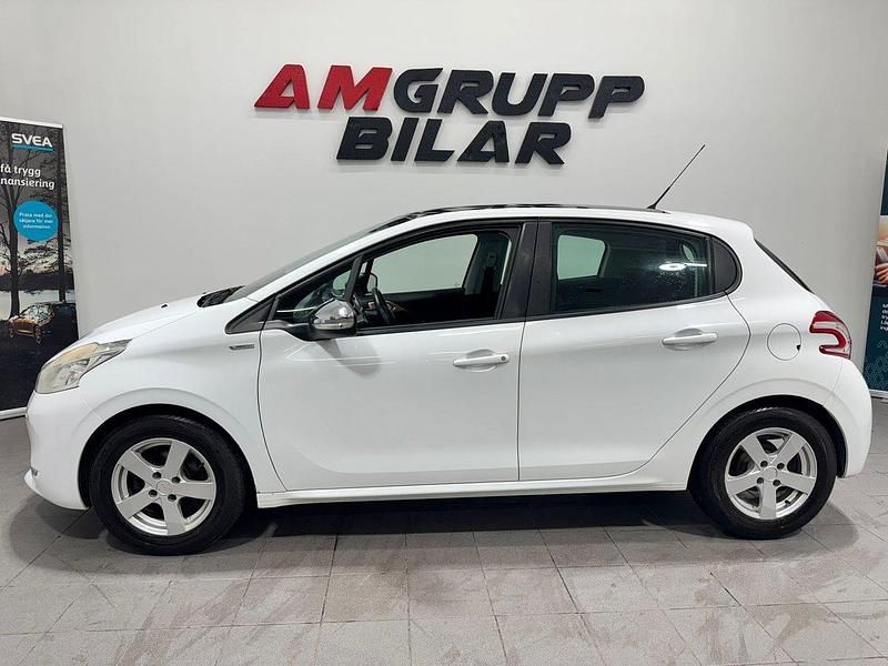 Vit Begagnad 2013 Peugeot 208 Halvkombi | 44 900 kr (Marknadspris) - Bild 1/4