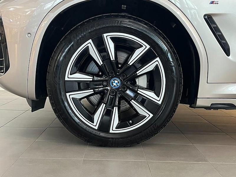 Begagnad BMW iX3 Shadowline 210 kW (286 HK) 2024 Grå SUV