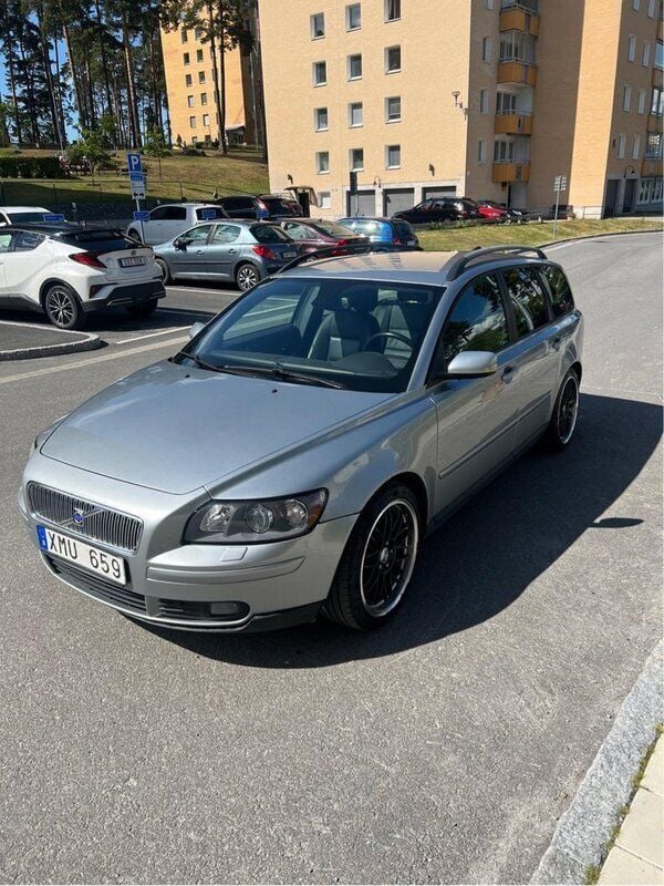 Silver Begagnad 2006 Volvo V50 Summum Kombi | 40 000 kr (Superpris) - Bild 1/4