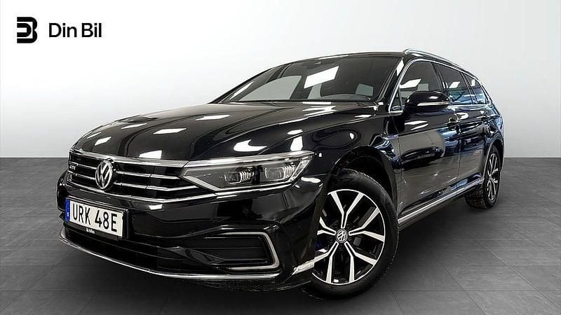 Deep black pearl Begagnad 2020 VW Passat Executive SUV | 209 900 kr (Marknadspris) - Bild 1/4