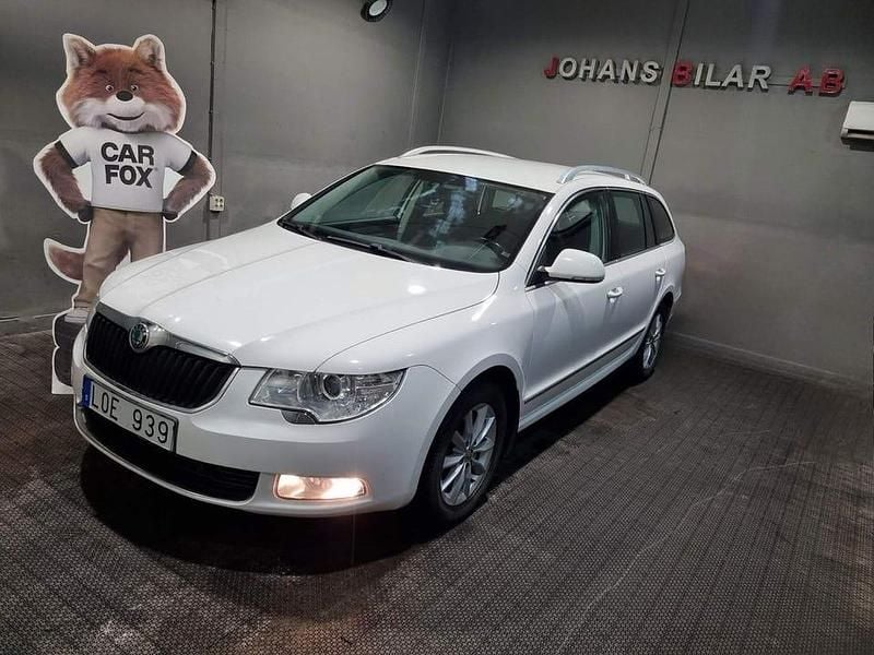 Begagnad Skoda Superb Ambition 125 HK (91 kW) 2011 Vit Kombi