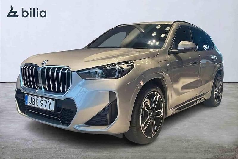 Grå Begagnad 2025 BMW X1 Comfort Edition SUV | 549 900 kr (Marknadspris) - Bild 1/1