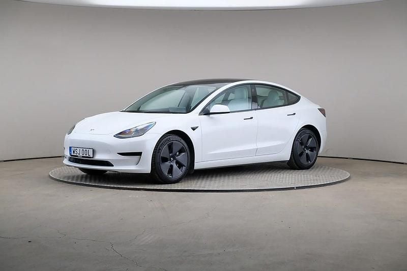 Vit Begagnad 2022 Tesla Model 3 Standard Range Sedan | 309 000 kr (Marknadspris) - Bild 1/4