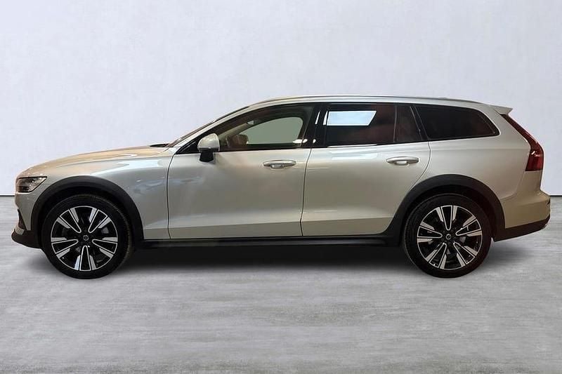Begagnad Volvo V60 CC SE 200 HK (147 kW) 2021 Vit Kombi