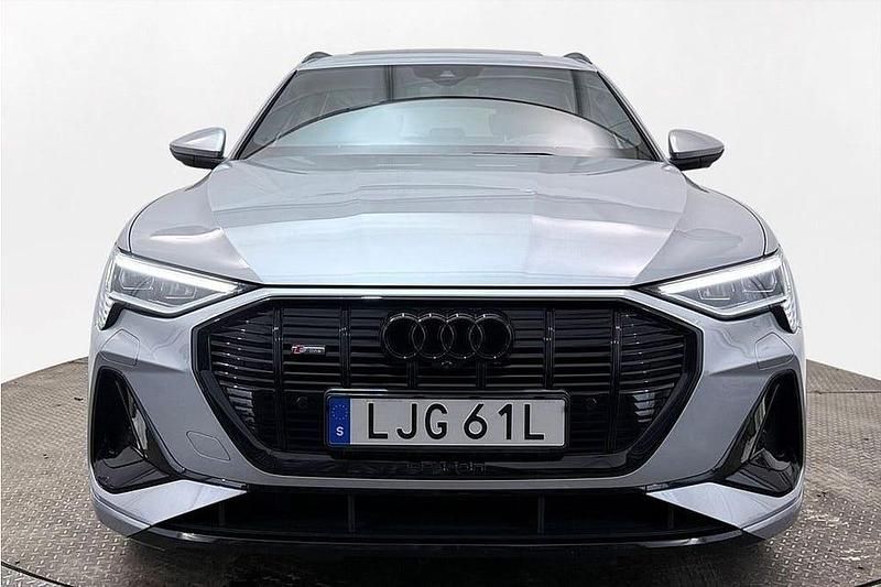 Begagnad Audi e-tron S-Line 300 kW (408 HK) 2021 Silver SUV
