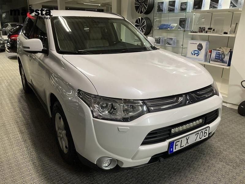 Begagnad Mitsubishi Outlander 150 HK (110 kW) 2014 Vit SUV