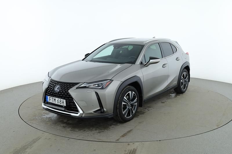 Ljusgrå Begagnad 2019 Lexus UX 250h SUV | 226 000 kr (Marknadspris) - Bild 1/4
