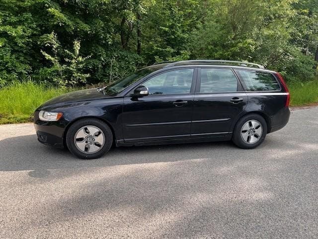 Svart Begagnad 2011 Volvo V50 Momentum Kombi | 60 000 kr (Marknadspris) - Bild 1/4