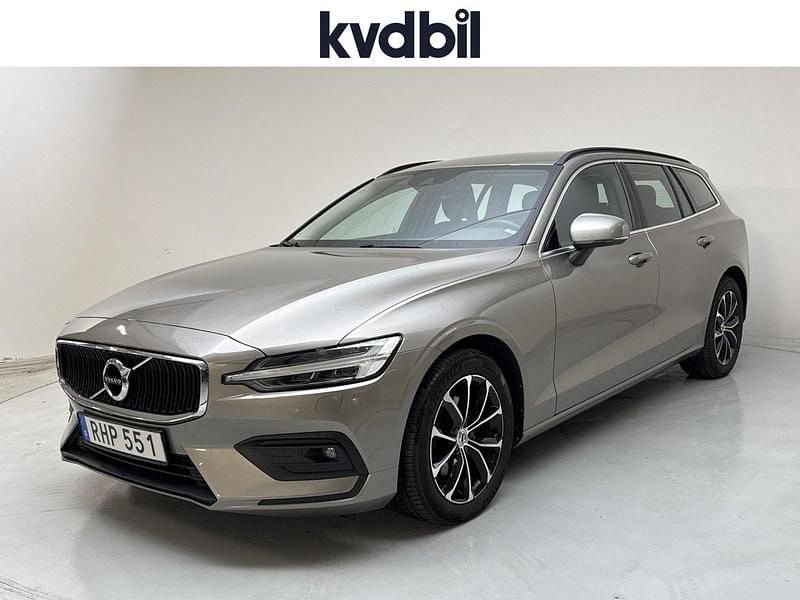 Grå Begagnad 2022 Volvo V60 Pro Kombi | 304 800 kr (Marknadspris) - Bild 1/3
