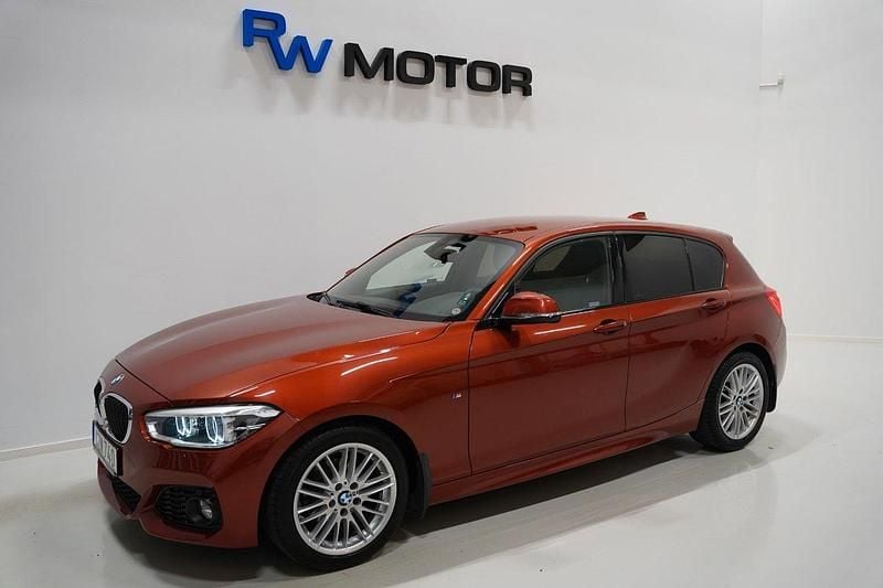 Orange Begagnad 2018 BMW 118 M Sport Halvkombi | 179 800 kr (Marknadspris) - Bild 1/4