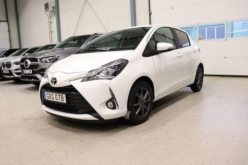 Vit Begagnad 2019 Toyota Yaris Active | 139 700 kr (Marknadspris) - Bild 1/4