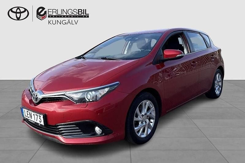 Mörkröd Begagnad 2015 Toyota Auris Active Halvkombi | 129 900 kr (Bra pris) - Bild 1/4