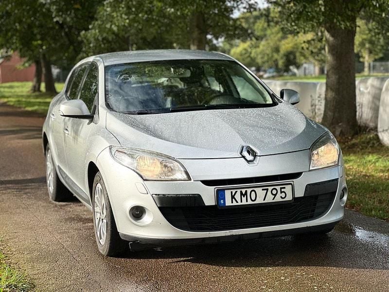 Silver Begagnad 2010 Renault Mégane III Halvkombi | 34 900 kr (Marknadspris) - Bild 1/4