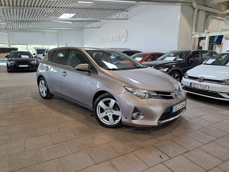 Brun Begagnad 2013 Toyota Auris Hybrid Halvkombi | 119 500 kr (Marknadspris) - Bild 1/4
