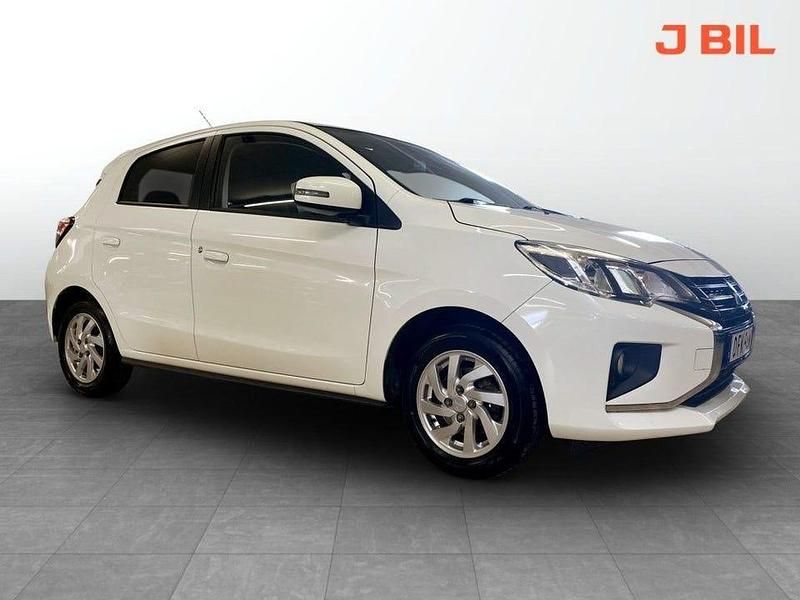 White solid Begagnad 2022 Mitsubishi Space Star Comfort Edition Halvkombi | 114 900 kr (Bra pris) - Bild 1/4