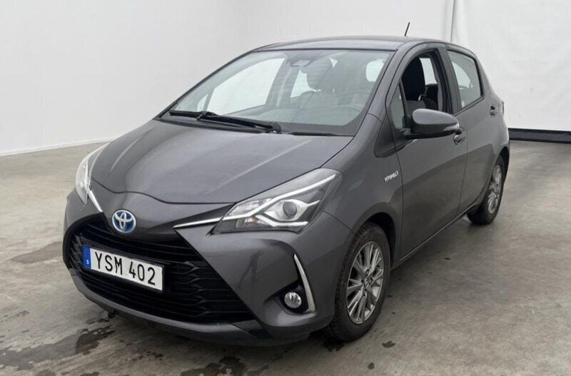 Grå Begagnad 2017 Toyota Yaris Hybrid Active Halvkombi | 140 000 kr (Marknadspris) - Bild 1/4