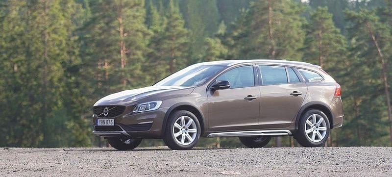 Brun Begagnad 2016 Volvo V60 CC Momentum Kombi | 144 000 kr (Dyr) - Bild 1/4