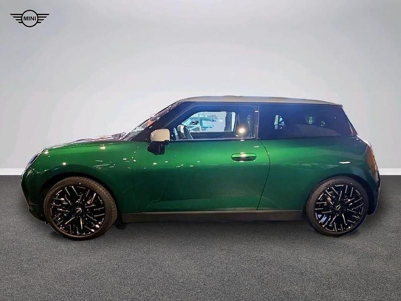 Begagnad Mini Cooper 136 kW (186 HK) 2024 Grön Halvkombi