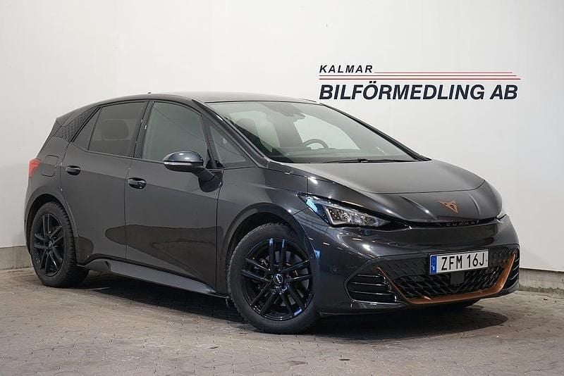 Grå Begagnad 2022 Cupra Born e-Boost Halvkombi | 259 900 kr (Marknadspris) - Bild 1/4