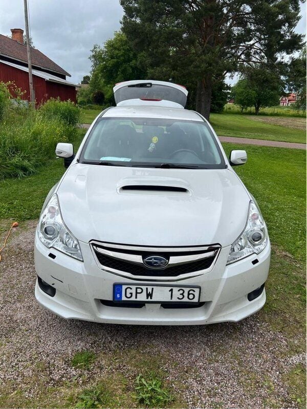 Vit Begagnad 2010 Subaru Legacy Kombi | 45 000 kr (Lite dyr) - Bild 1/4