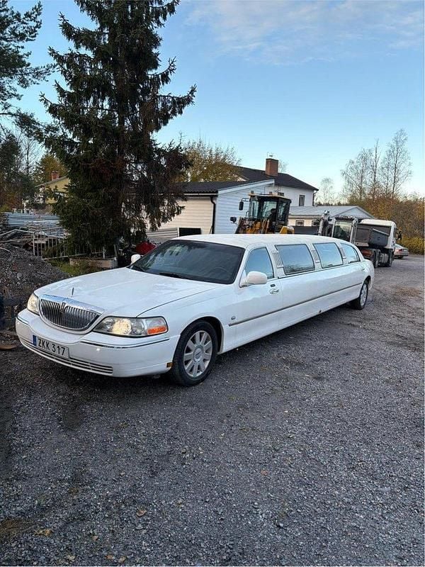 Vit Begagnad 2005 Lincoln Town Car Sedan | 70 000 kr - Bild 1/4