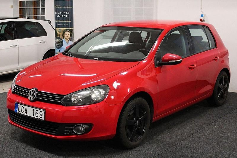 Röd Begagnad 2010 VW Golf VI Halvkombi | 74 900 kr (Lite dyr) - Bild 1/4