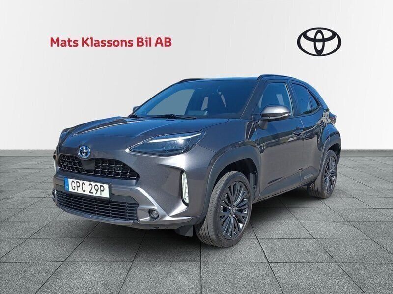Mörkgrå (grå) Begagnad 2023 Toyota Yaris Cross SUV | 329 000 kr (Marknadspris) - Bild 1/4