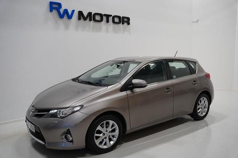 Brun Begagnad 2013 Toyota Auris Active Halvkombi | 144 700 kr (Marknadspris) - Bild 1/4