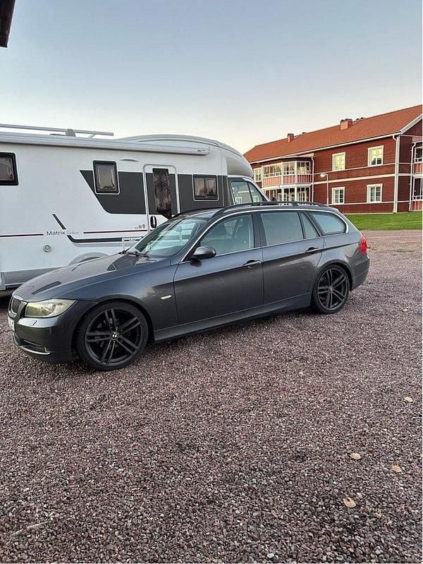 Grå Begagnad 2008 BMW 325 Advantage Kombi | 55 000 kr (Marknadspris) - Bild 1/2