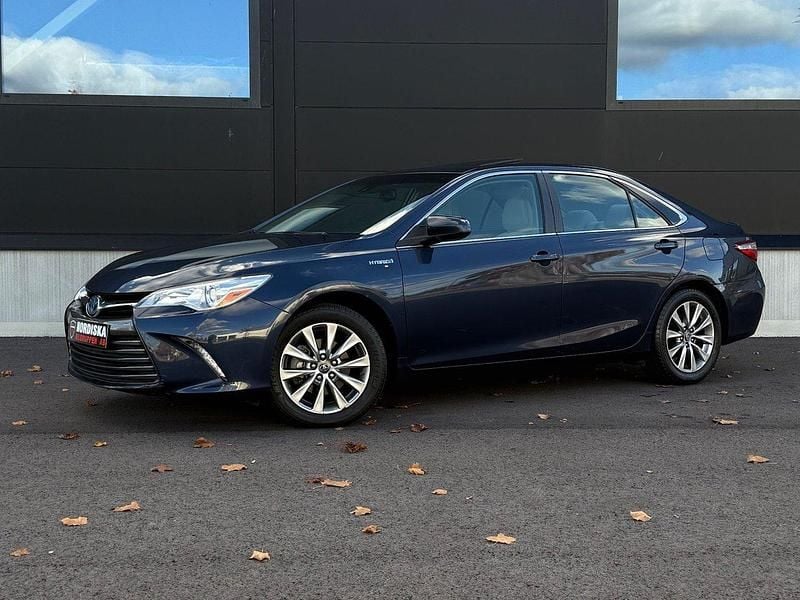 Blå Begagnad 2017 Toyota Camry Hybrid Sedan | 159 800 kr - Bild 1/4