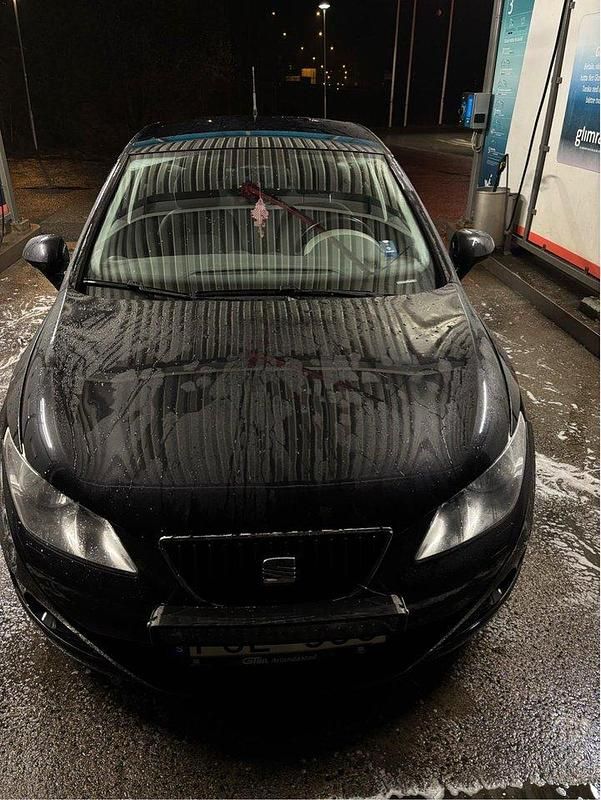 Svart Begagnad 2011 Seat Ibiza Style Halvkombi | 43 000 kr (Marknadspris) - Bild 1/4