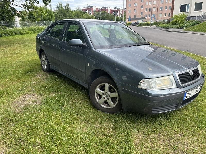 Grå Begagnad 2004 Skoda Octavia Tour Halvkombi | 10 900 kr (Bra pris) - Bild 1/4