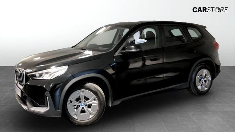 Svart (black) Begagnad 2023 BMW iX1 SUV | 399 900 kr (Bra pris) - Bild 1/4