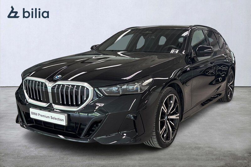 Svart (safirsvart metallic) Begagnad 2024 BMW 530e M Sport Kombi | 689 900 kr (Marknadspris) - Bild 1/4