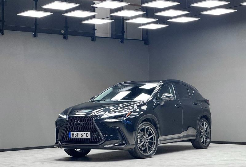 Svart Begagnad 2025 Lexus NX450h+ Executive Line SUV | 599 900 kr (Marknadspris) - Bild 1/3