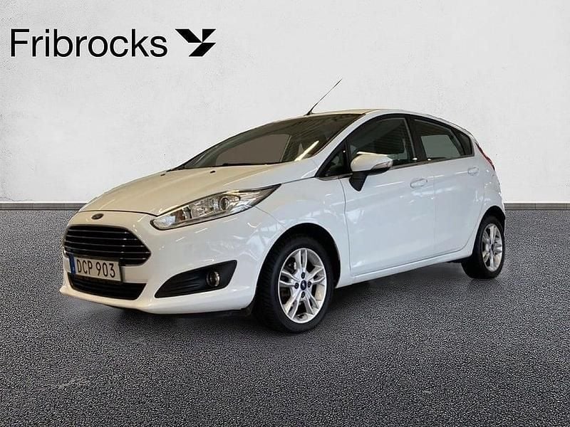 Vit Begagnad 2017 Ford Fiesta Halvkombi | 79 900 kr (Marknadspris) - Bild 1/4