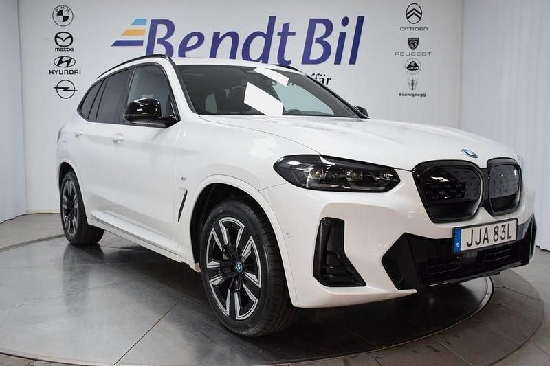 Vit Begagnad 2024 BMW iX3 M Sport SUV | 574 500 kr (Marknadspris) - Bild 1/3