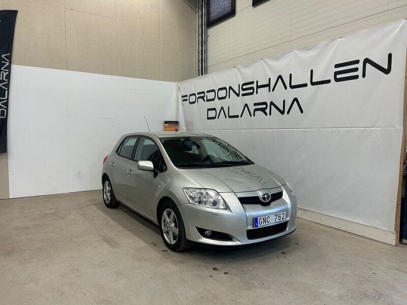 Silver Begagnad 2007 Toyota Auris Halvkombi | 69 900 kr (Lite dyr) - Bild 1/4