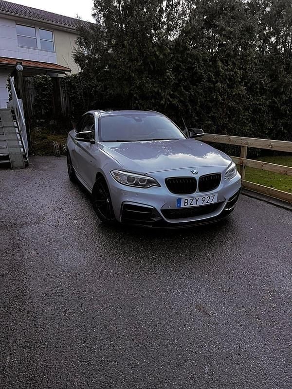 Begagnad 2015 BMW M235 Sportkupé | 269 000 kr (Marknadspris) - Bild 1/4