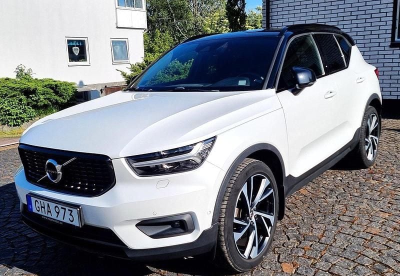 Vit Begagnad 2018 Volvo XC40 R-Design SUV | 295 000 kr (Bra pris) - Bild 1/4