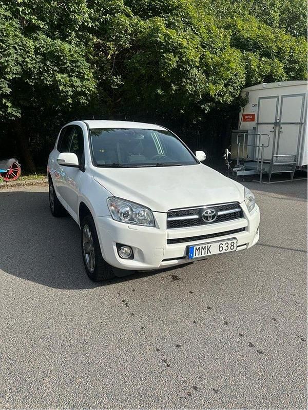 Vit Begagnad 2010 Toyota RAV4 Multidrive S SUV | 85 000 kr (Bra pris) - Bild 1/4
