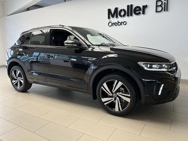 Svart (deep black pearl) Ny 2025 VW T-Roc R-line SUV | 406 500 kr (Marknadspris) - Bild 1/4